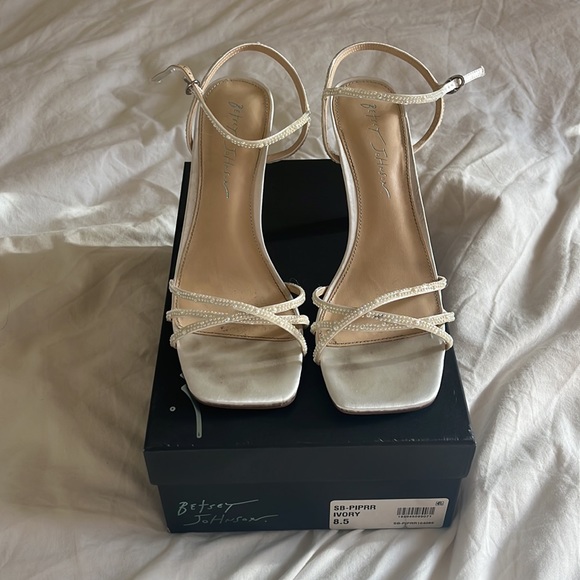 Blue by Betsey Johnson Ivory Pippr Wedding Heels - 8.5 - Picture 2 of 5